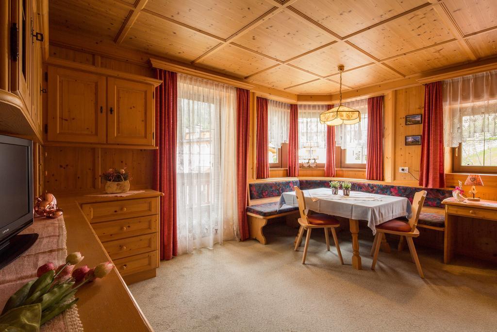 Alpin Apartments Colfosco Rum bild