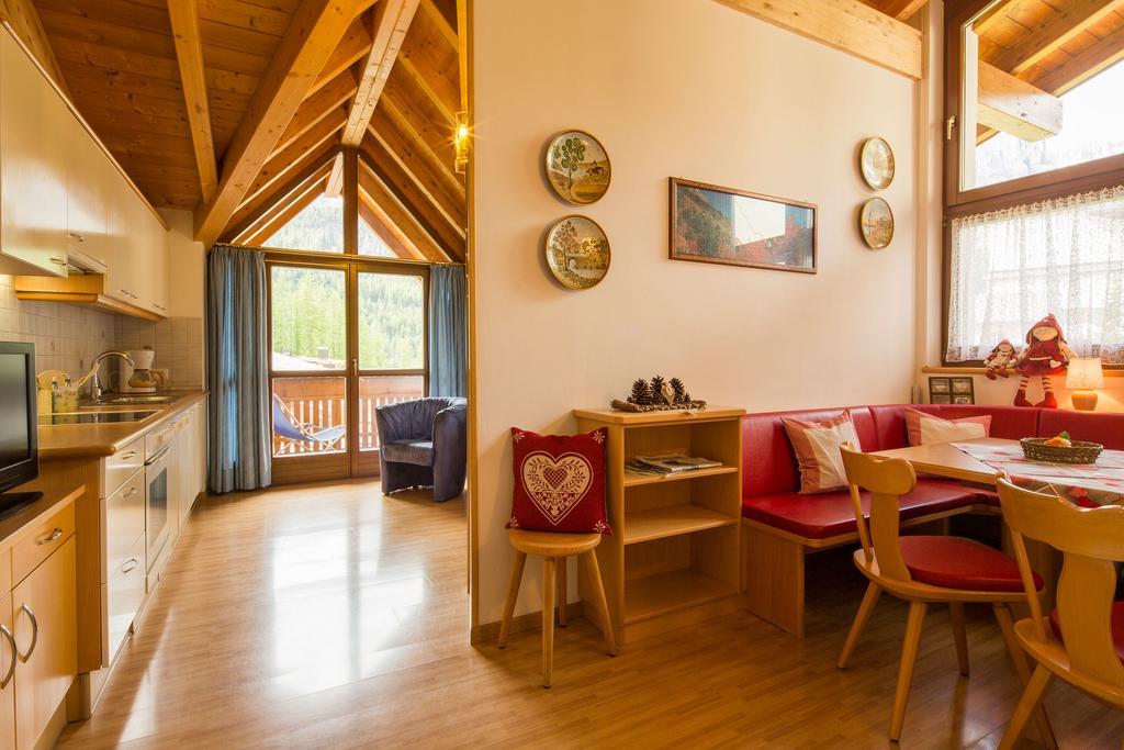 Alpin Apartments Colfosco Rum bild