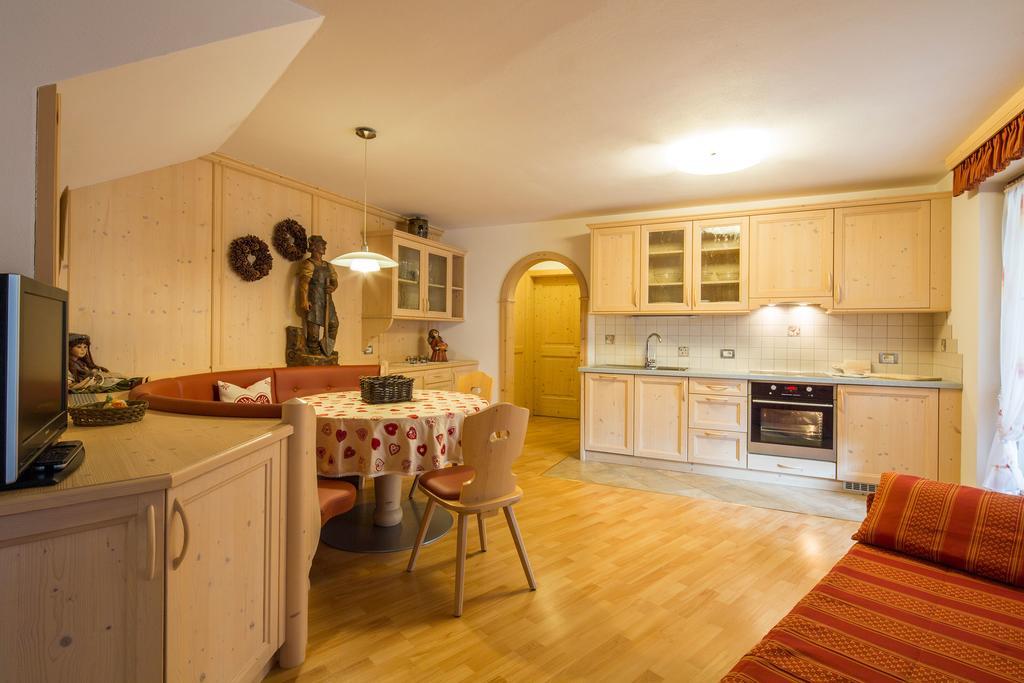 Alpin Apartments Colfosco Rum bild